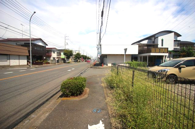 下野市駅東４丁目の前面道路含む現地写真|西側接道を南側から撮影（2025年9月撮影）