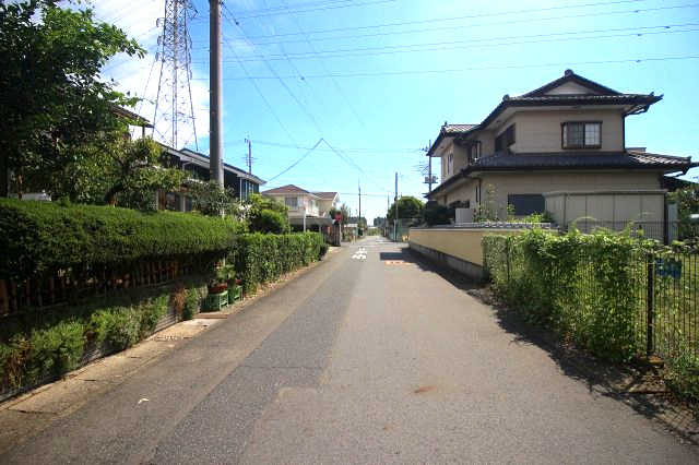 下野市駅東４丁目の前面道路含む現地写真|北側接道を西側から撮影（2025年9月撮影）
