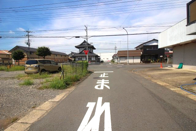 下野市駅東４丁目の前面道路含む現地写真|北側接道を東側から撮影（2025年9月撮影）