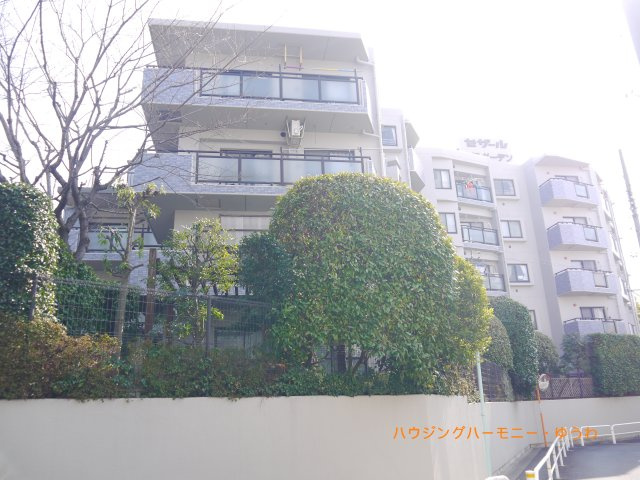 【外観】 | セザール赤塚ガーデン | 陽光浴びる外観がシンプルな外観をより際立たせ、人々の記憶に存在感を植え付けます。