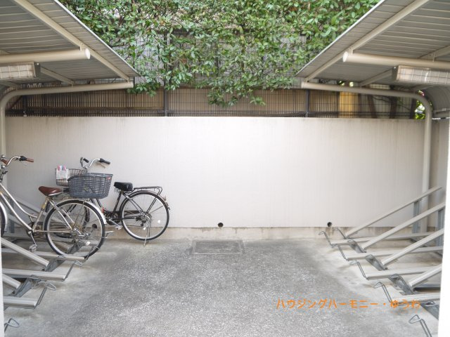 【その他共用部分】 | セザール赤塚ガーデン | 屋根付きの駐輪場となっていますので、雨の日でも大切な自転車が濡れずに済みます。
