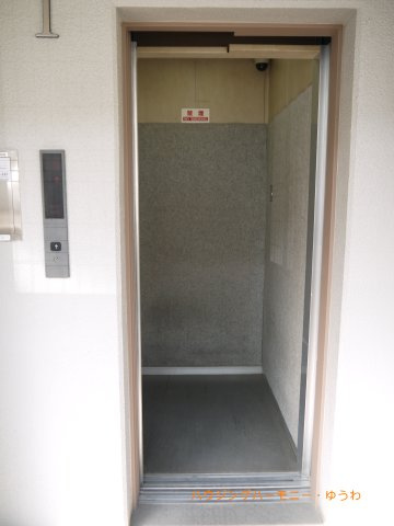 【その他共用部分】 | セザール赤塚ガーデン | 階段移動の手間を省く現代の必需設備です。