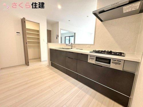 いろどりアイタウン栃木市藤岡町藤岡22-P9　1号棟のキッチン|お子さまの急な「おなか減った！」にも対応。沢山買いだめしてもキッチン横パントリーに保管！