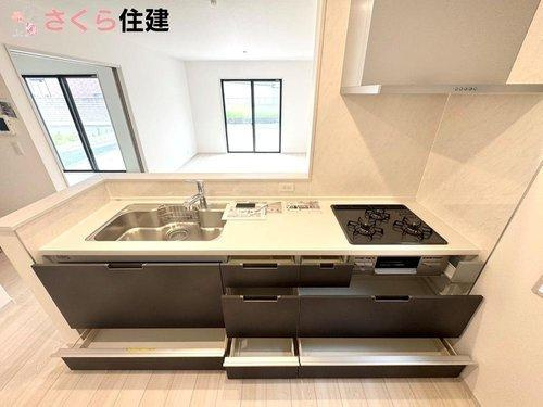 いろどりアイタウン栃木市藤岡町藤岡22-P9　1号棟のキッチン|キッチン下収納は奥まで引き出せるので、スペースを有効活用！必要なものもパッと見つかります。