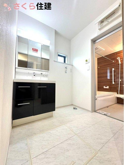 いろどりアイタウン栃木市藤岡町藤岡22-P9　1号棟の洗面所|洗面台横にランドリーコーナーもゆったり。ドラム式も置ける余裕！