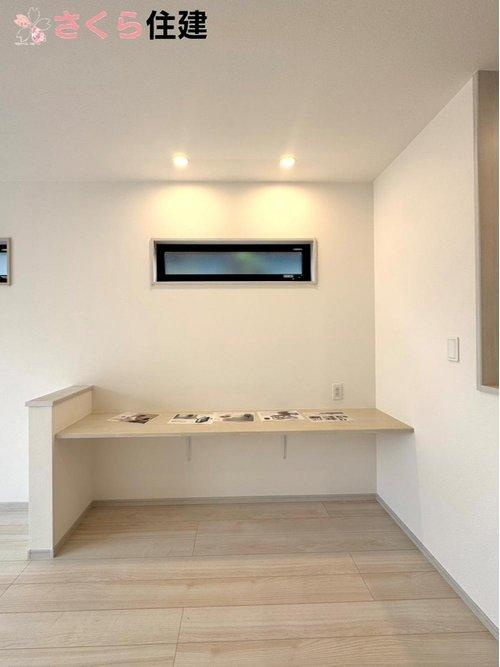 いろどりアイタウン栃木市藤岡町藤岡22-P9　1号棟の居間・リビング|ワークスペース！共同空間であるため、家族とコミュニケーションを楽しみながら活用できる点も魅力的です。