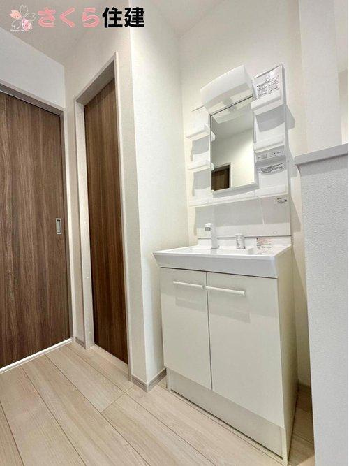 いろどりアイタウン栃木市藤岡町藤岡22-P9　1号棟の洗面所|２階に洗面台設置！家族の生活リズムに合わせて、それぞれが気兼ねなく使えるため便利です。