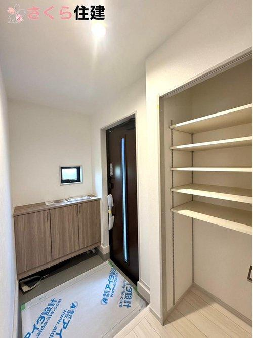 いろどりアイタウン栃木市藤岡町藤岡22-P9　1号棟の玄関|玄関がいつも片づく大容量シューズボックス。お子様の靴のサイズが大きくなっていっても安心の広々スペース