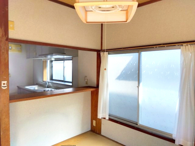 売中古戸建　駿東郡清水町長沢の内装|和室側からキッチンを見た様子です。目が届きやすく安心です。