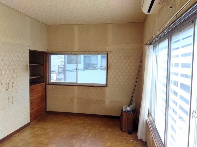 売中古戸建　駿東郡清水町長沢の洋室|窓が多く心地の良い空間となっています。寝室や仕事部屋など使い勝手の良い広さの洋室です。