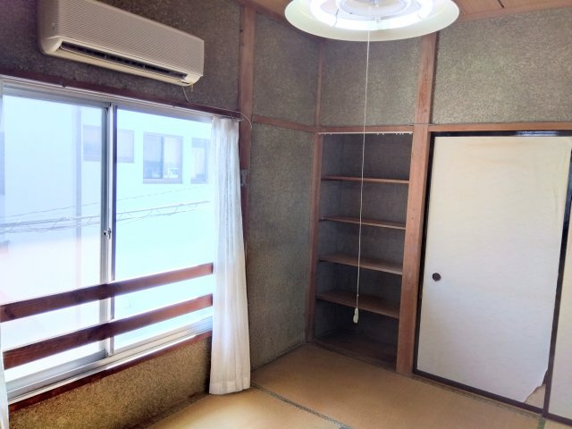 売中古戸建　駿東郡清水町長沢の和室|大きい窓から入るたっぷりの日差しが嬉しいですね。来客スペース・子供の遊び場・昼寝スペースなど色々と幅広く使える大活躍の和室です。