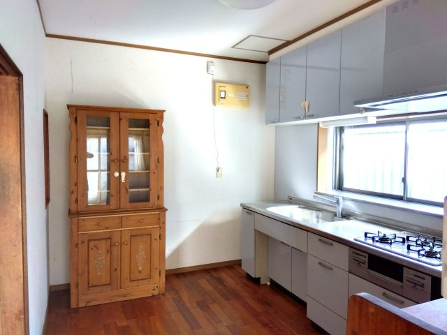 売中古戸建　駿東郡清水町長沢のキッチン|キッチンには窓があり明るく開放的です。壁付けキッチンなので集中してお料理出来ますね。