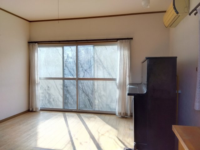売中古戸建　駿東郡清水町長沢の洋室|二面採光なので日差しがたっぷり入ります。また風通しが良く解放感もあります。