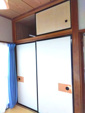 売中古戸建　駿東郡清水町長沢の収納|押入れがあるので布団をしまっておく事も出来ます。大きい窓があるので明るい空間でのびのびと生活できます。