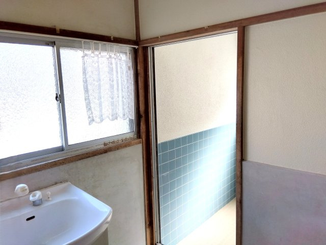 売中古戸建　駿東郡清水町長沢の洗面所|窓があるので明るい室内です。下に収納スペースがあるので掃除用具など収納出来て便利です。