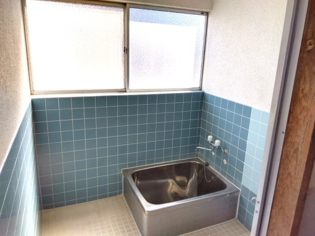 売中古戸建　駿東郡清水町長沢の浴室|窓があるので明るい室内です。シンプルで使い勝手の良いお風呂です。