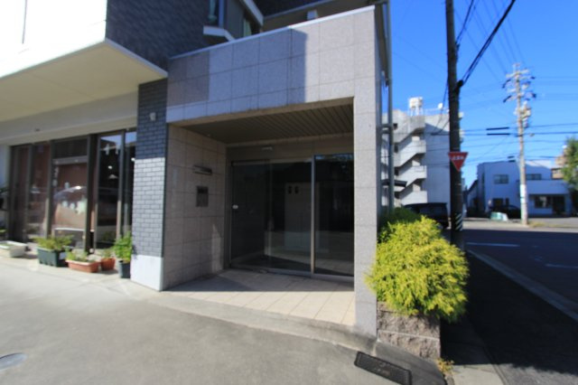 ラ・ブリエ（ｌａｂｕｒｉｌｌｅｒ）のエントランス|落ち着いたエントランスです