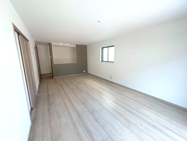 三木市緑が丘町本町　全3-2号棟の居間・リビング