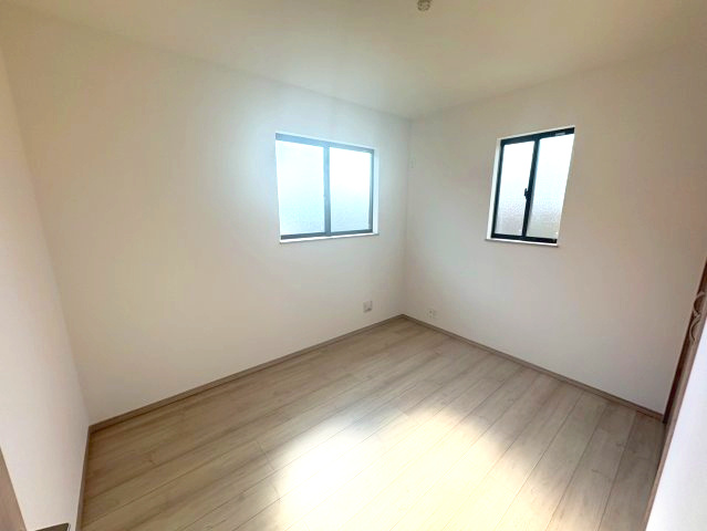 三木市緑が丘町本町　全3-2号棟の洋室