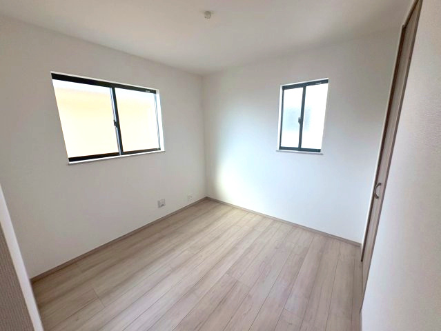 三木市緑が丘町本町　全3-2号棟の洋室