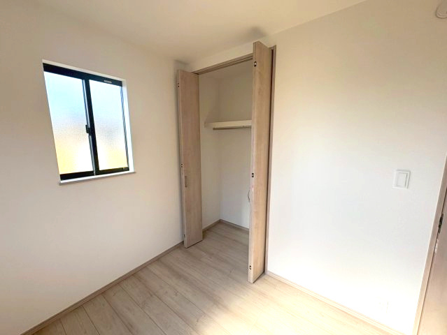 三木市緑が丘町本町　全3-2号棟の洋室