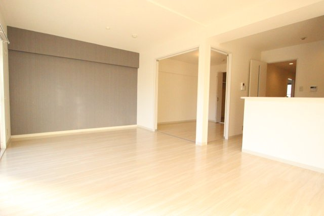 幸和ハイツの居間・リビング|現状優先です。