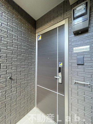 グランドソレイユ八幡 B棟のエントランス