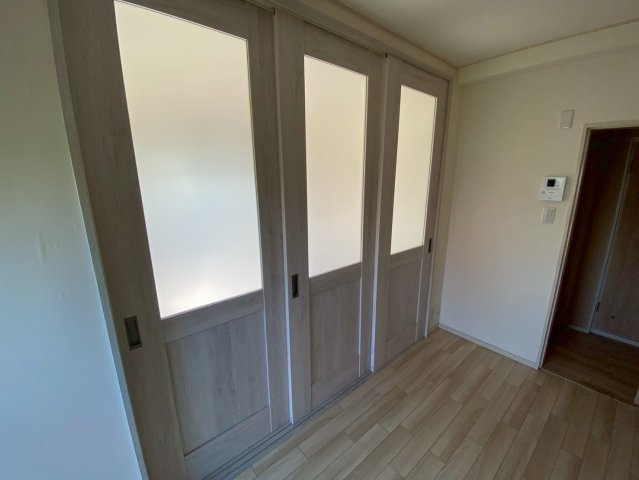 イブサン森孝新田のダイニング|扉開閉する事でリビングとつながり開放感がアップします。