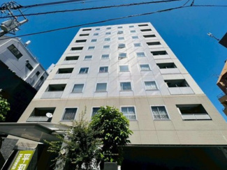 【外観】 | モダンでスタイリッシュな印象を与えるグレーを基調とした外観。