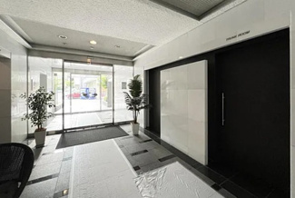 【その他共用部分】 | 清潔感と歓迎感があるエントランスホールとなります。