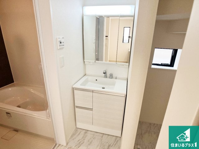 明石市松が丘　新築一戸建ての独立洗面台|清潔感のある洗面台です。フラットな鏡は掃除がしやすく毎日清潔！鏡裏には収納があるのでスッキリとした洗面台が保てます。