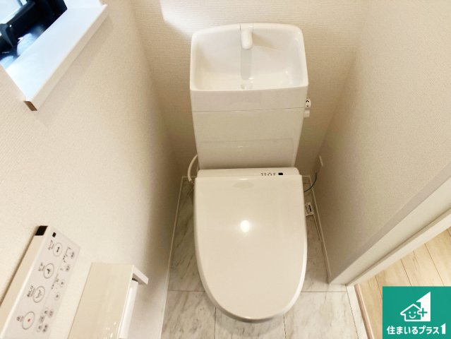 明石市松が丘　新築一戸建てのトイレ|1・2階の2ヶ所にあるので、朝の忙しい時間の順番待ちもなく、深夜の利用にも大変便利です。
