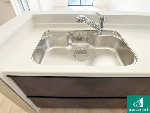 明石市松が丘　新築一戸建ての独立洗面台|清潔感のある洗面台です。フラットな鏡は掃除がしやすく毎日清潔！ホースは引き出して使えるので洗顔やお掃除の際に便利です！