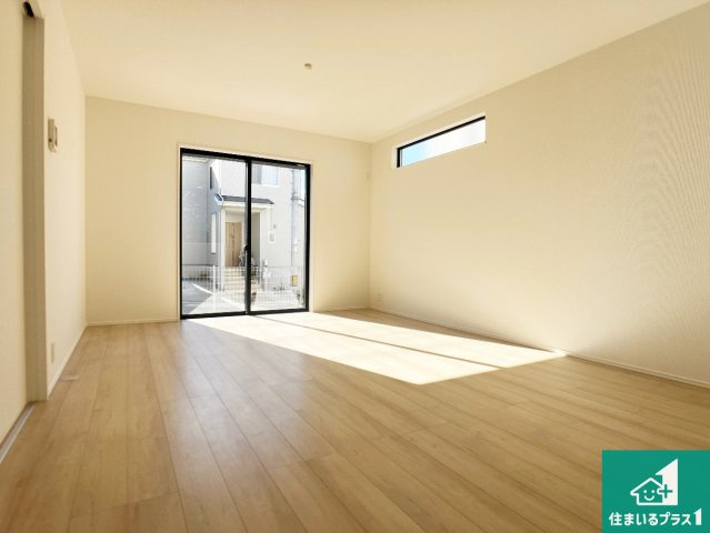 明石市松が丘　新築一戸建ての居間・リビング|日当たり良好の明るいリビングで朝の目覚めもスッキリできそう！対面キッチンでご家族のコミュニケーションも自然と増える設計！小さなお子様が遊ぶスペースを作っても広々とくつろげるLDK！