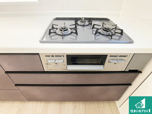 明石市松が丘　新築一戸建ての設備|ダブル高火力Ｓｉセンサー付きコンロ！３口あるので、まとめて料理をする時も大活躍！