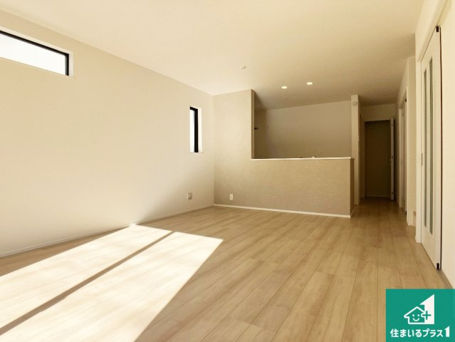 明石市松が丘　新築一戸建ての居間・リビング|シンプルなリビングは、観葉植物等のインテリアを楽しめますね！パパ好みにも、ママ好みにも家具次第で雰囲気を変えることができます！