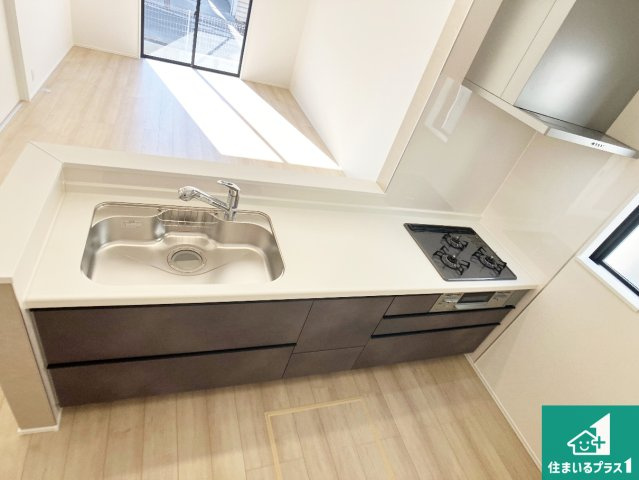 明石市松が丘　新築一戸建てのキッチン|リビングと統一感があり、使い勝手のいいキッチン。広々としているので、二人並んで作業が出来ちゃいます。お子様と一緒に色々なお料理に挑戦できるスペースがあります。