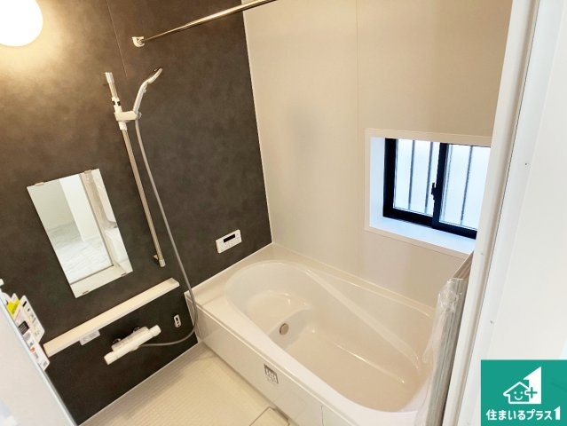 明石市松が丘　新築一戸建ての浴室|足をゆったり伸ばして寛げる浴槽です。窓が設けられていますので差し込む光が明るく穏やかな雰囲気にしてくれます♪浴室乾燥機も設置しているので、雨の日の洗濯物も安心です♪