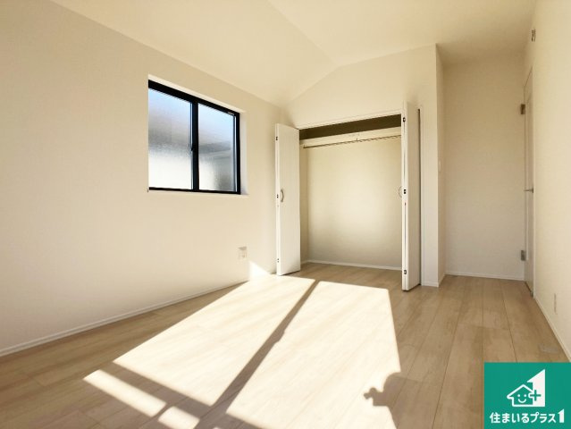 明石市松が丘　新築一戸建ての洋室|寝室は心地よい眠りについてもらいたくて、シンプルかつ開放的な空間な設計にしています！大きな窓から差し込む日が心地いいです♪