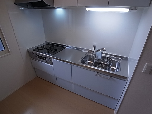 神戸市兵庫区松本通６丁目のアパートのキッチン|システムキッチン（ガスコンロ３口）