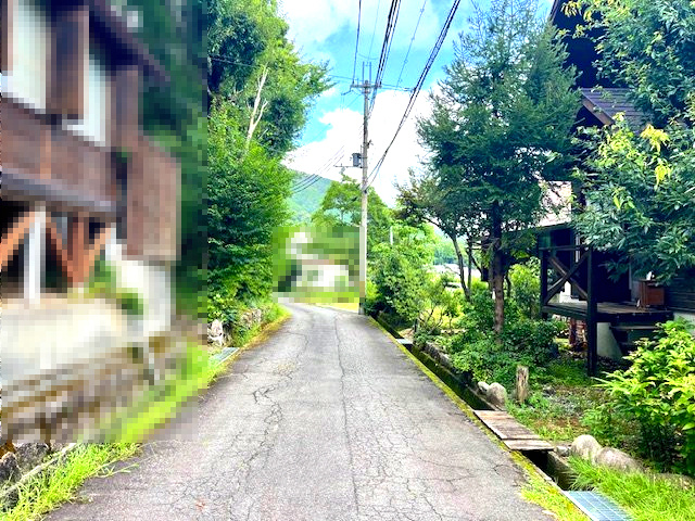 高島市今津町日置前中古戸建の前面道路含む現地写真