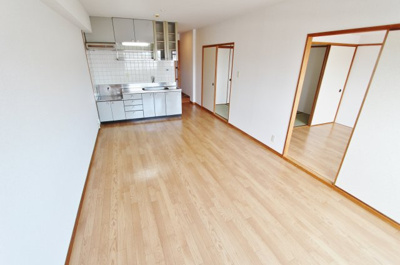 【居間・リビング】 | 第16柴田マンション | こちらの居間で趣味の時間をお楽しみください