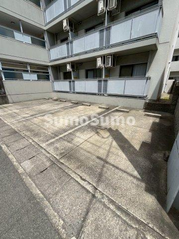 ハピネス大屋町の駐車場