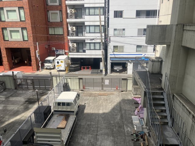 石川ビルの駐車場