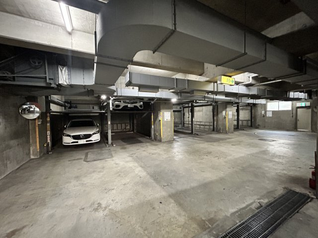 コアロード西新宿　1階の駐車場
