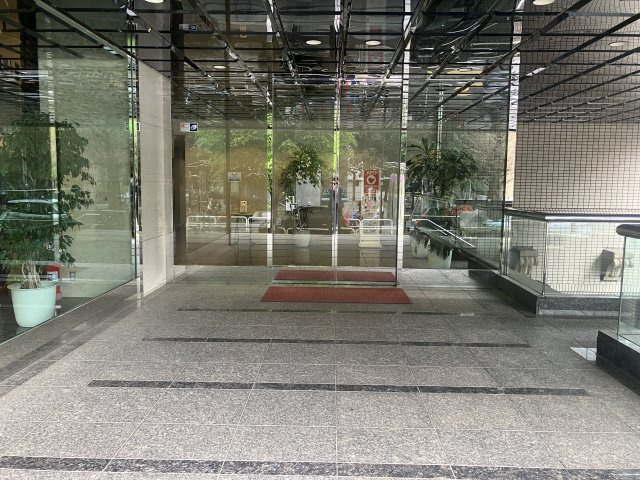 尚友会館のエントランス