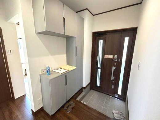 安城寺町中古戸建の玄関