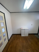 落ち着いた色調の洋室です