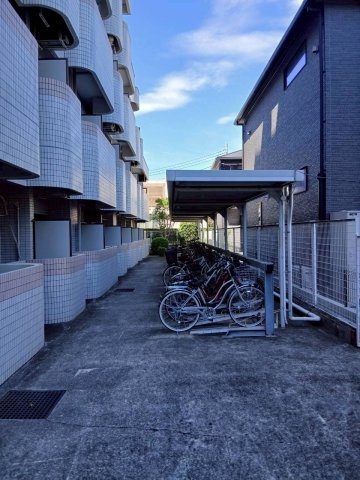 駐車場があるので、車を買う予定の方も安心です