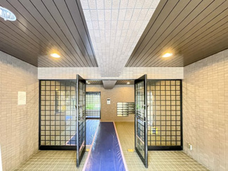 【エントランス】 | きれいに管理されたマンションです